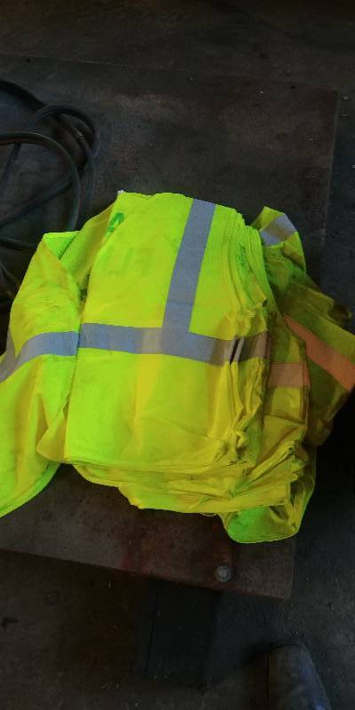 lot 6962 image: Lot of 2XL Safety Vests