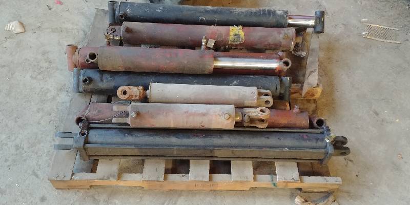 lot 32 image: Pallet of Hydraulic Cylinders