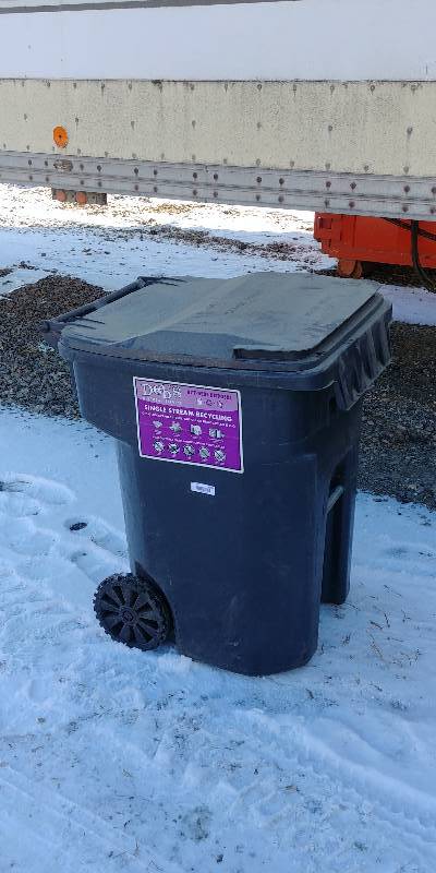 lot 6900 image: Otto Industries 95 Gallon Heavy Duty Rolling Trash Container