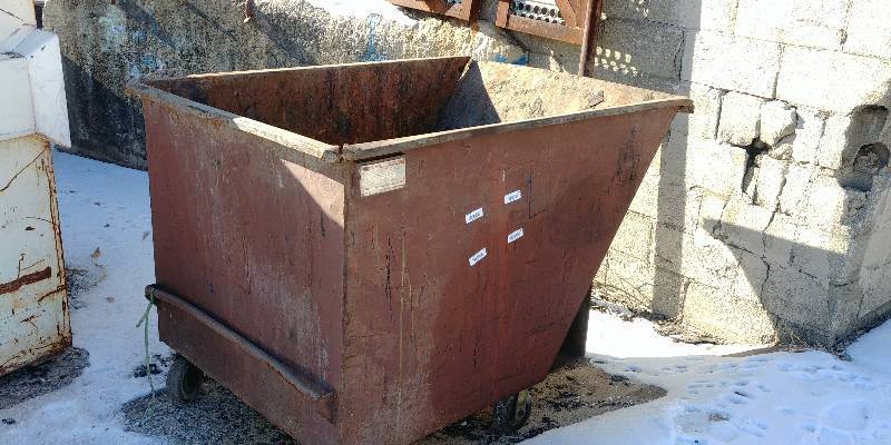 lot 19 image: Galbreath 1 12 Yard Hopper Dock Cart