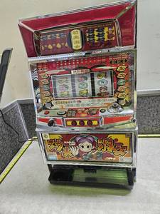 lot 117 image: Kung-Fu Lady Slot Machine (Pachislo) with tokens, tested works as it should see video