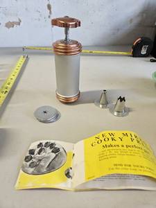 lot 132 image: Vintage Mirro Cooky Press with 14 attachments
