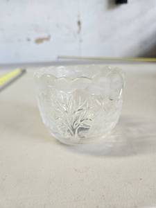 lot 138 image: Vintage Walther crystal glass Mikasa Germany clear and frosted glass Winter themed Christmas scene votive candle holder