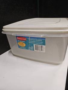 lot 150 image: Rubbermaid 33 Cups 2.2 Gal. 8.3L Servin Saver 3863, rectangalmond Lid