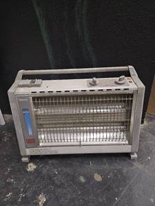 lot 158 image: Old Marvin Quartz Radiant Heater, tested and it turns on and heats you can put water into it and it can put out steam too