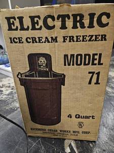lot 159 image: Vintage Electric Ice cream freezermaker, model 71, 4 quart, tested and it does turn on and start spinning