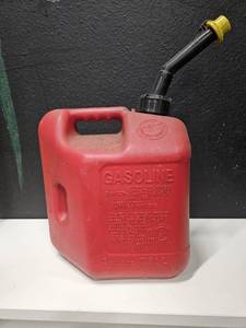 lot 160 image: Blitz Red Gas can that can hold 2 gallons 8ounces 7.81L, used