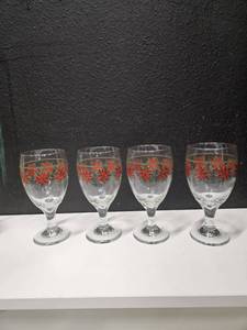 lot 165 image: Set of 4 Christmas flower design Goblet glass cups
