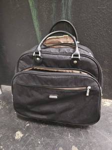 lot 170 image: Very nice small carry on bag by Baggallini, lightly used