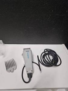 lot 177 image: Used Wahl Designer Clippers, tested and it works, only has 1 size 6 with it