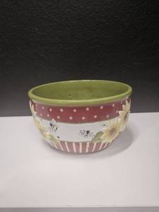 lot 187 image: Unique Pottery Berry Bowl, ceramic, bee and sunflower design on outside, good condition