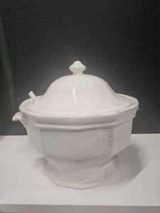 lot 189 image: C. 1963 Vintage Pfaltzgrafff HERITAGE WHITE Tureen and Ladle - Made in USA, Ladle is broken on handle