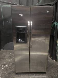 lot 191 image: Ge 25.0 ENERGY STAR� Cu. Ft. Side-By-Side Refrigerator with Dispenser - Powers On - Doesnt Cool - Model GSH25ISXSS