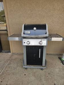 lot 194 image: Used Weber Propane grill, heavily used, needs cleaned