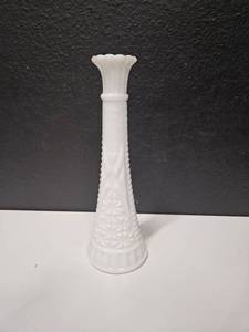 lot 197 image: Vintage Anchor Hocking MILK GLASS 9 Stars and Bars Flower Bud Vase