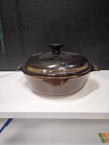 lot 205 image: Vintage Anchor Hocking Brown Glass 1.5 Quart Casserole Dish w Lid, has chip on seal of lid but still can be used