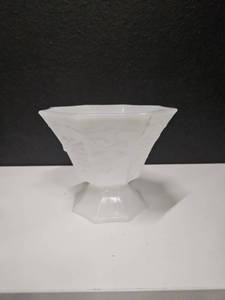 lot 206 image: Anchor Hocking Vintage Milk Glass White Grape and Leaf Pattern Serving Bowl