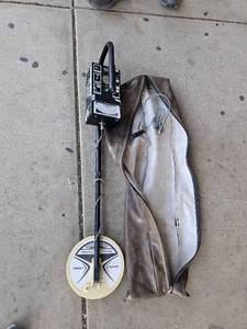 lot 209 image: Bounty Hunter DE280 Outlaw Metal Dector , works and comes with bag