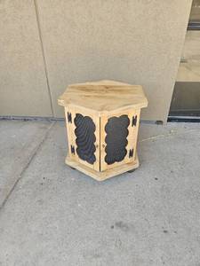 lot 226 image: Very Nice Wooden End Table with storage inside