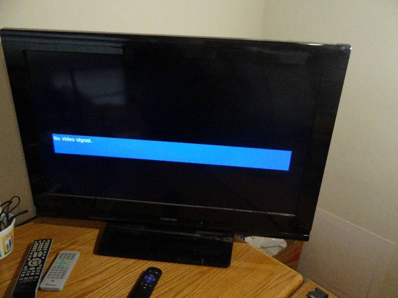 lot 6348 image: Toshiba 27 TV with Roku 2 Remote