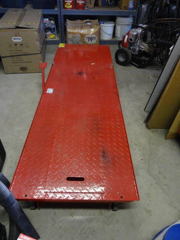 lot 6547 image: Adjustable Height Motorcycle Work Platform