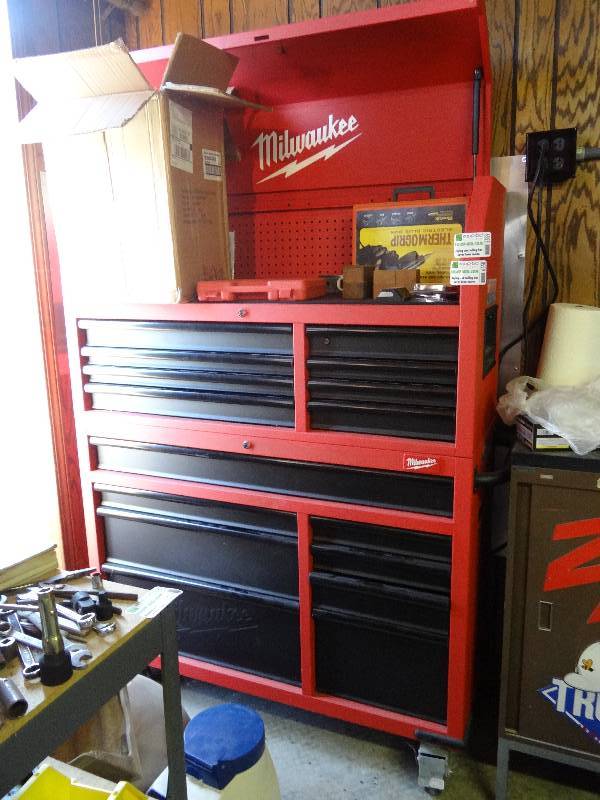 lot 6559 image: Milwaukee Tool Box