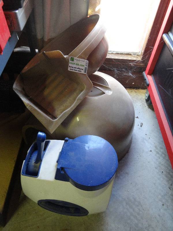 lot 6561 image: Cat Box  Litter Storage Container