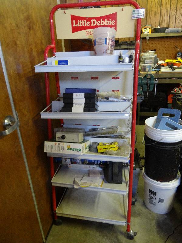 lot 6562 image: Little Debbie Rack & Contents