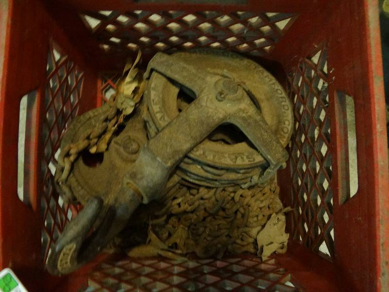 lot 6258 image: Crate of Chain & Pulleys