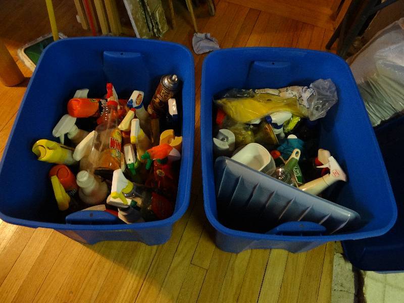 lot 6289 image: 2 Blue Tubs of Cleaning Supplies