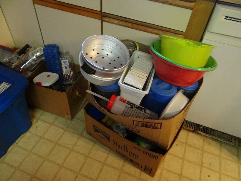 lot 6291 image: Lot of Kitchen Gadgets and Bowls
