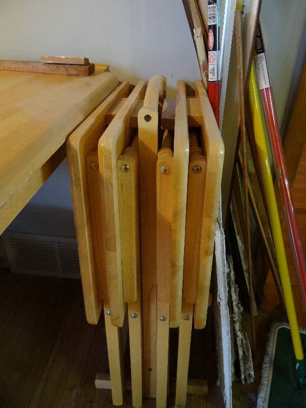 lot 6298 image: 4 TV Trays and Stand
