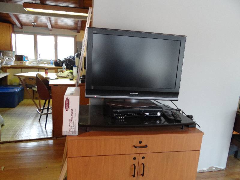lot 6308 image: 27 TV, Stand, DVDVCR and TV Mount Kit