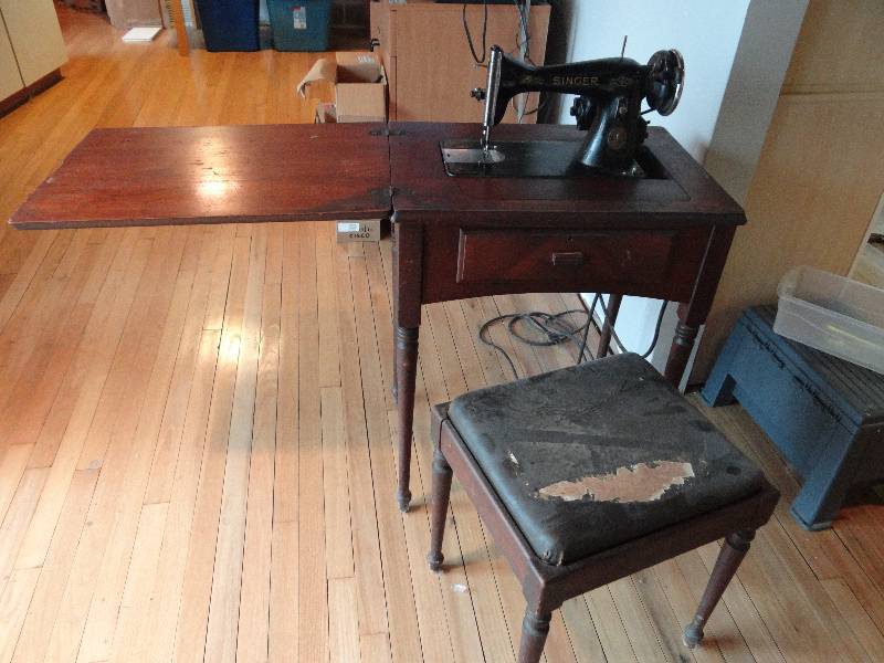 lot 6313 image: Singer Sewing Machine with Bench