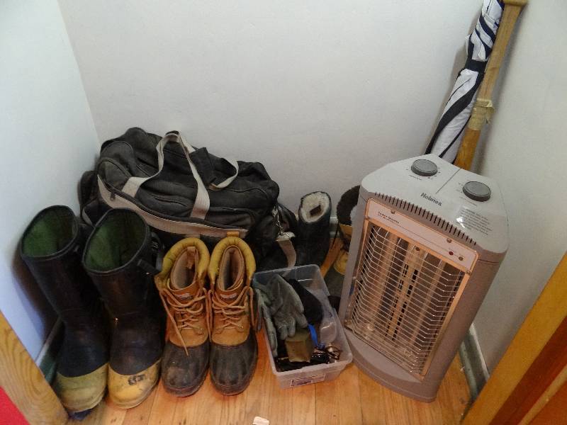 lot 6323 image: Contents of Closet