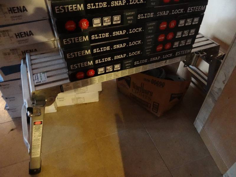 lot 6327 image: Stand Vinyl Not Included
