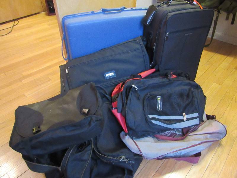 lot 6511 image: Lot of Suitcases, Duffle Bags, Back Packs, Carrying Bags