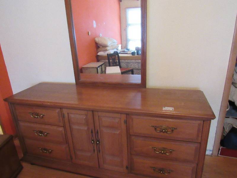 lot 6520 image: Dresser w Mirror