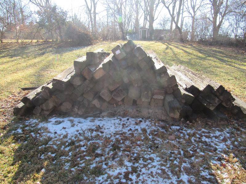 lot 6207 image: Large Lot of Railroad Ties