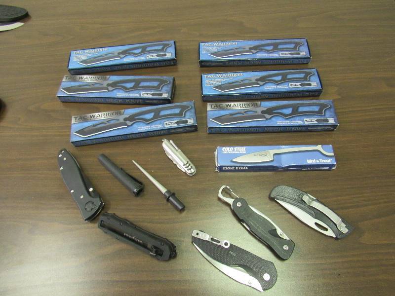 lot 6214 image: Lot of Knives