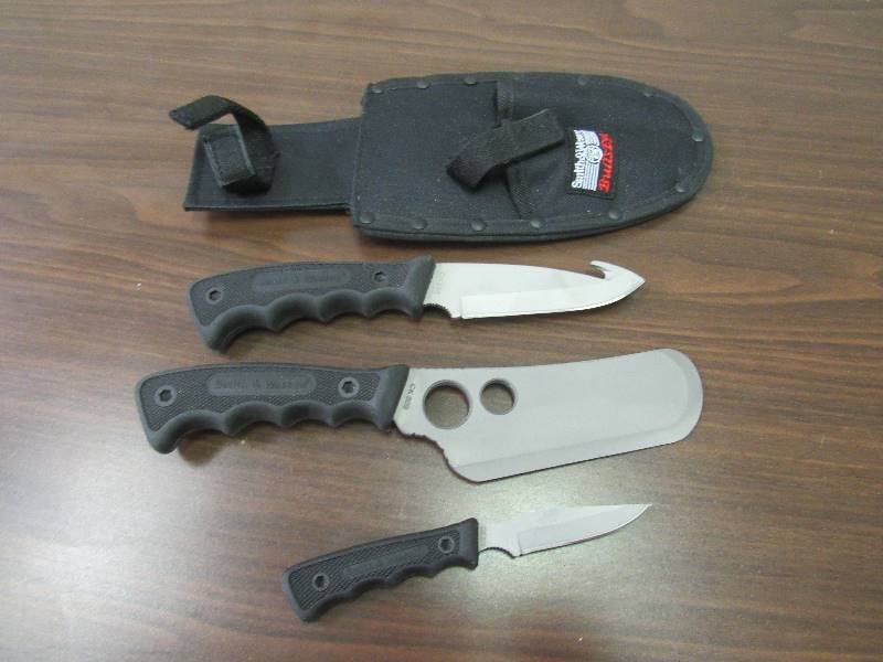 lot 6215 image: Smith & Wesson Bullseye Knife Set (3) & Case
