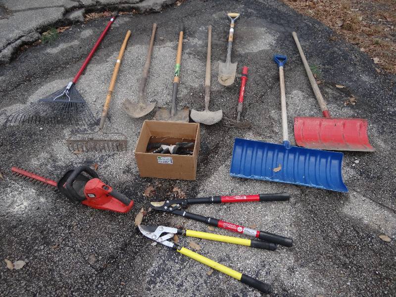 lot 6236 image: Lot of Yard Tools