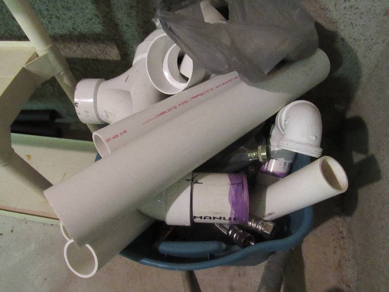 lot 6407 image: Lot of PVC pipe fittings and valve