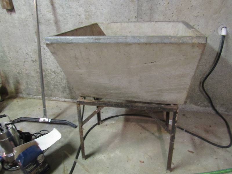 lot 6411 image: Mixed lot (2) pumps, drain hose, squeegee