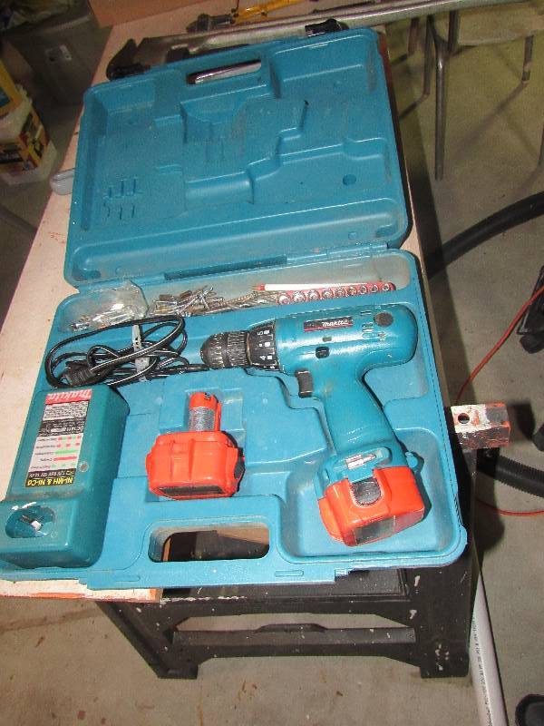 lot 6453 image: Makita 12 volt cordless drill with (2) batteries, charger and case