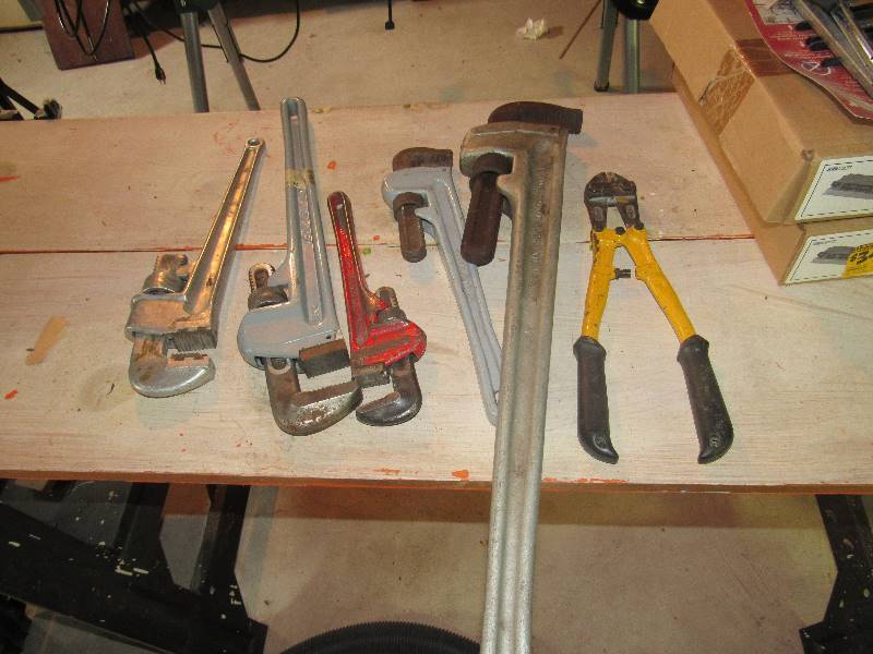 lot 6454 image: (5) Pipe wrenches and (1) bolt cutter