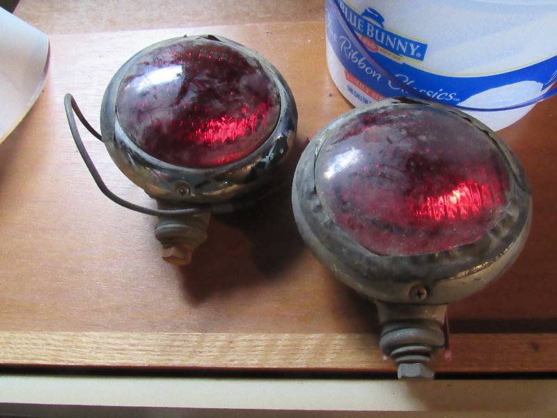 lot 6474 image: (2) ct lot vintage tail lights GE441 4R