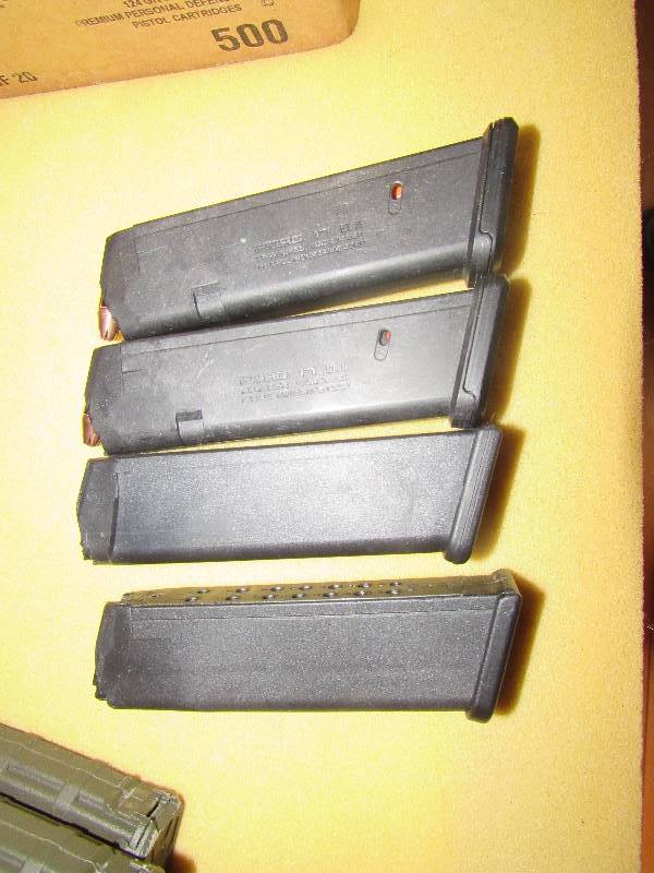 lot 6482 image: (4) 9mm magazines, (2)with ammo, (2)without
