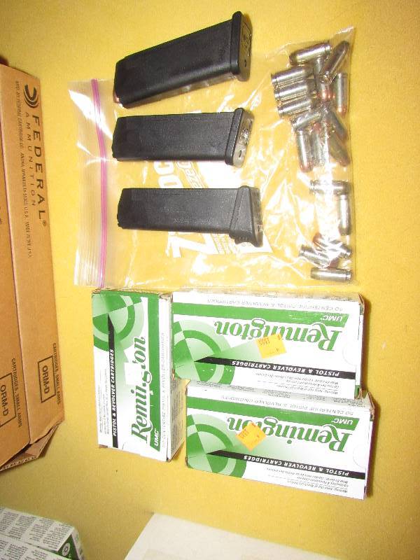 lot 6492 image: (200) rounds Remington 40 S & W, 165 grain and 3 Magazines