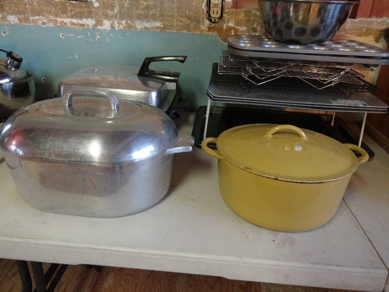 lot 6282 image: Descoware Belgium Enameled Cast Iron Dutch Oven with Lid and Wagner Ware Sidney Roaster